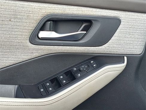 Used 2023 Nissan Rogue SV image 16