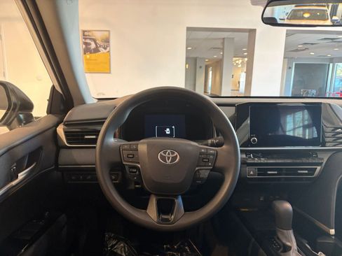 Used 2025 Toyota Camry LE image 33