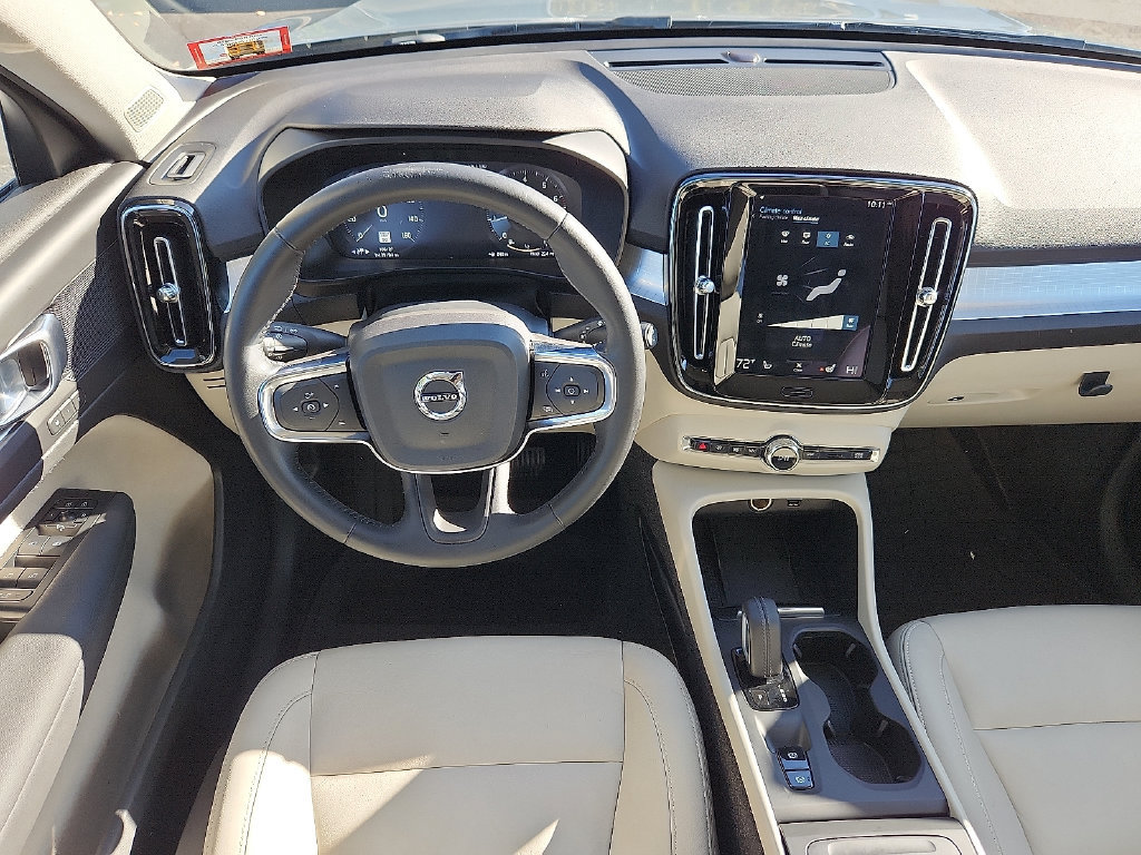 Used 2021 Volvo XC40 T5 Momentum w/ Premium Package AWD/4WD image 4