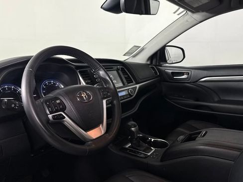 Used 2017 Toyota Highlander SE AWD/4WD image 4
