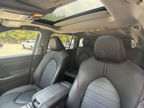 Used 2021 Toyota Highlander XLE FWD image 11