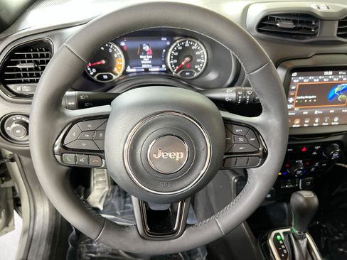 Used 2022 Jeep Renegade Altitude AWD/4WD image 11