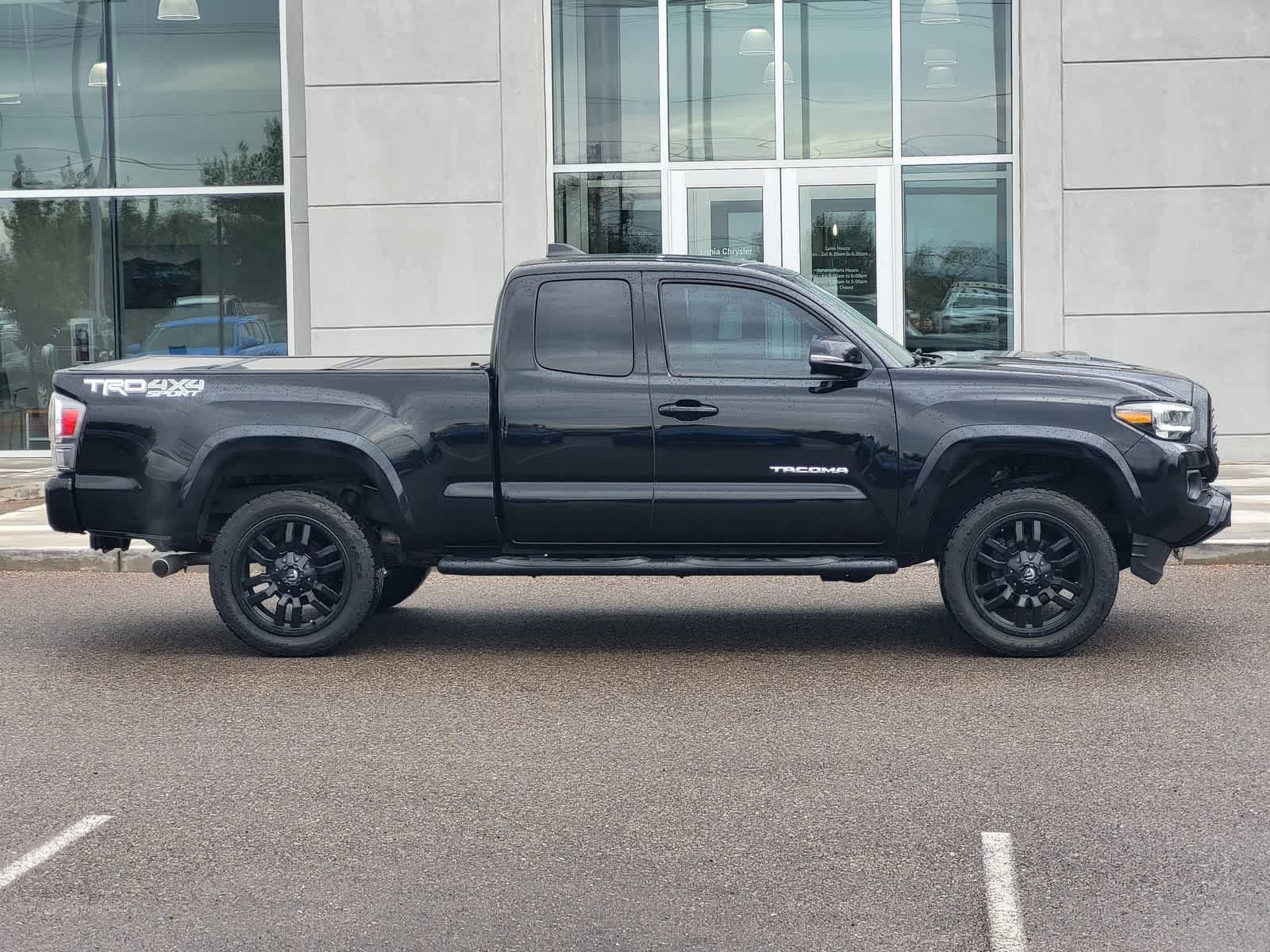 Used 2020 Toyota Tacoma TRD Sport w/ TRD Premium Sport Package AWD/4WD image 4