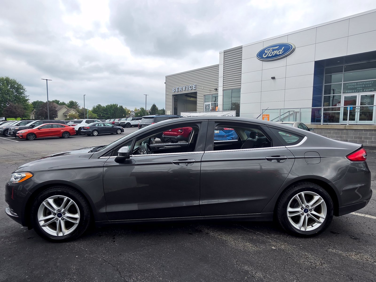 Used 2018 Ford Fusion SE w/ Fusion SE Technology Package FWD image 2