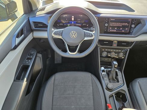 Used 2024 Volkswagen Taos SE w/ Panoramic Sunroof Package image 10