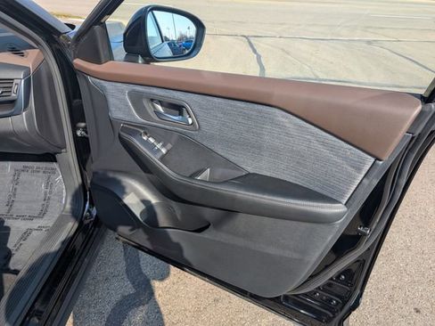 Used 2023 Nissan Rogue SV image 5