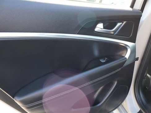 Used 2025 Genesis G70 2.5T image 9