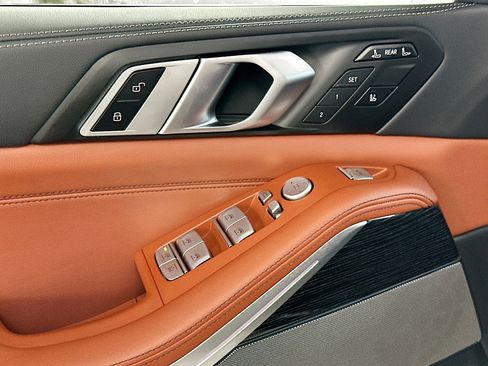 Used 2025 BMW X7 M60i image 18