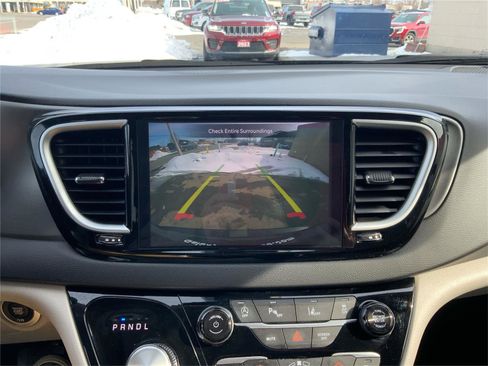 Used 2024 Chrysler Pacifica Touring-L FWD image 33