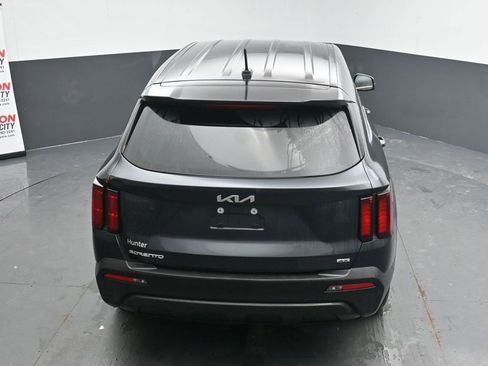Used 2023 Kia Sorento LX image 16