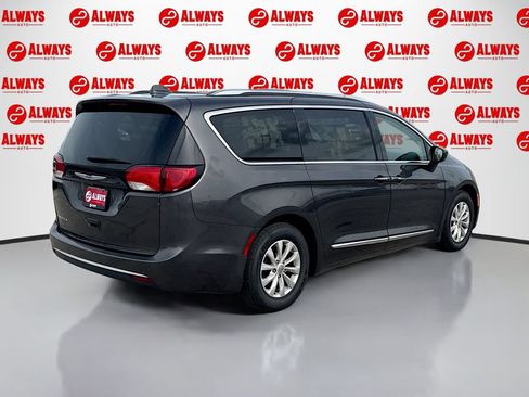 Used 2019 Chrysler Pacifica Touring-L FWD image 5