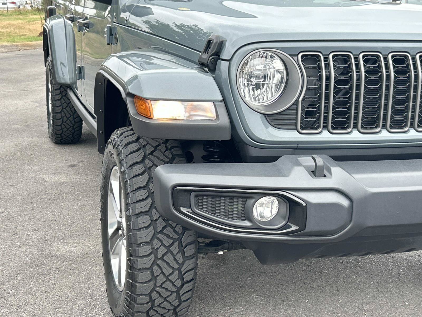 Used 2025 Jeep Gladiator Sport AWD/4WD image 13