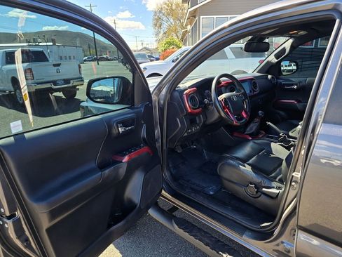 Used 2019 Toyota Tacoma SR image 19