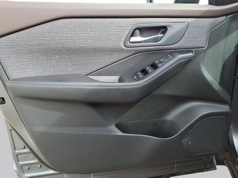 Used 2023 Nissan Rogue SV image 10