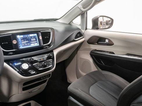 Certified 2022 Chrysler Voyager LX FWD image 11