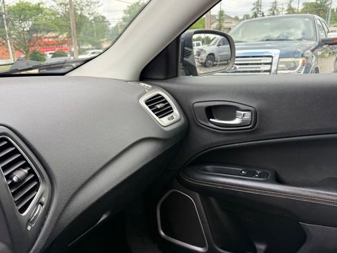 Used 2018 Jeep Compass Latitude w/ Popular Equipment Group AWD/4WD image 22