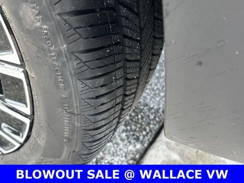 Used 2025 Volkswagen Taos SE FWD image 11