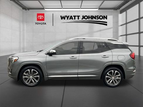 Used 2020 GMC Terrain Denali w/ Denali Premium Package FWD image 2