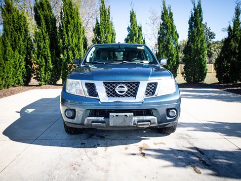 Used 2014 Nissan Frontier SV image 3