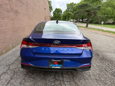 Used 2023 Hyundai Elantra SE FWD image 5