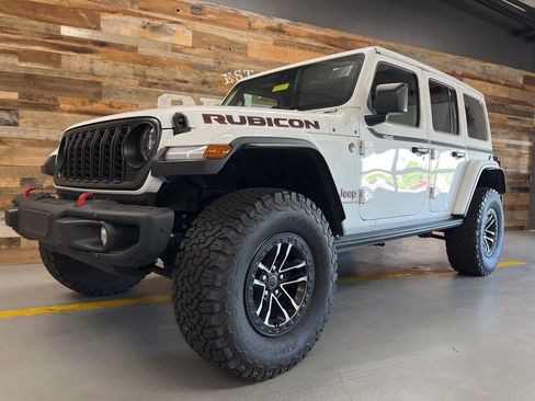 Used 2025 Jeep Wrangler Unlimited Rubicon AWD/4WD image 14