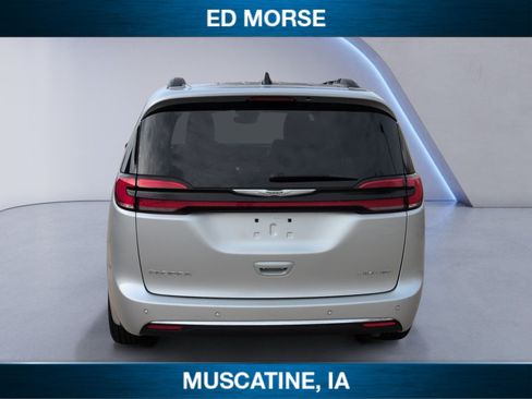 Used 2023 Chrysler Pacifica Limited FWD image 4