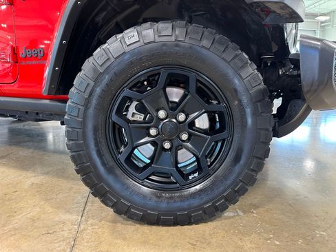 Used 2021 Jeep Gladiator Willys image 9