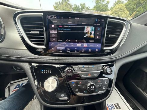 Used 2024 Chrysler Pacifica Limited w/ S Appearance Package FWD image 25