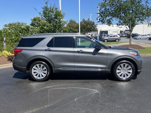 Used 2023 Ford Explorer Limited w/ Limited Technology Package RWD image 11