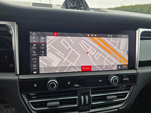 Used 2022 Porsche Macan image 32