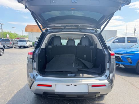 Used 2025 Nissan Pathfinder SL image 4