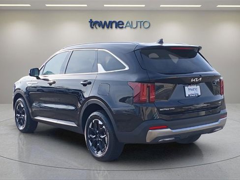 Used 2025 Kia Sorento S image 3