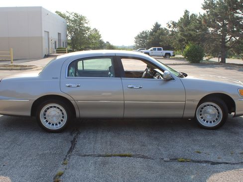 Used 2002 Lincoln Town Car Executive RWD image 31
