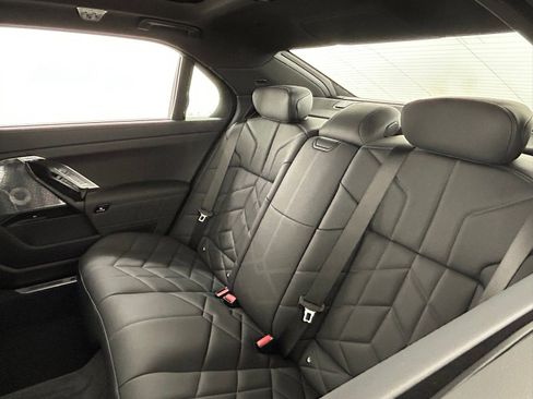 Used 2025 BMW 760i xDrive w/ Executive Package AWD/4WD image 36