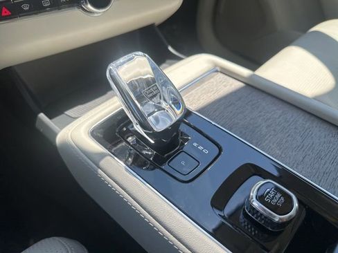 Certified 2025 Volvo XC90 T8 Ultra AWD/4WD image 21