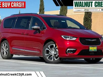 New 2026 Chrysler Pacifica Pinnacle w/ Trailer Tow Group