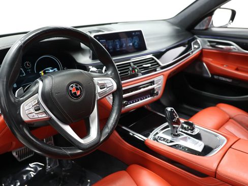 Used 2017 BMW 750i image 2