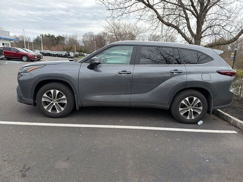 Used 2024 Toyota Highlander XLE image 4