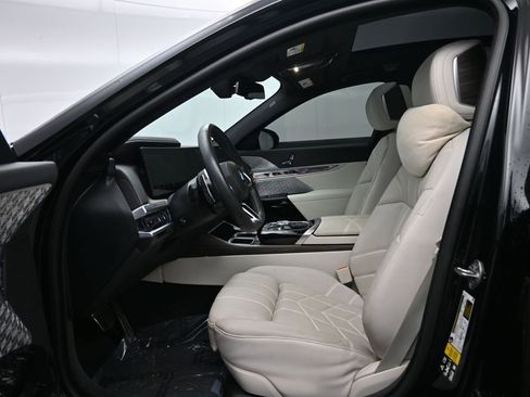 Used 2023 BMW 760i xDrive w/ Executive Package image 25