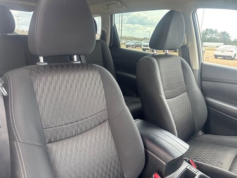 Used 2019 Nissan Rogue SV image 17