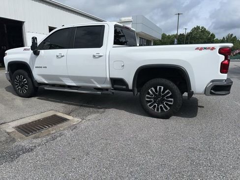 Used 2022 Chevrolet Silverado 2500 LT w/ Convenience Package AWD/4WD image 3