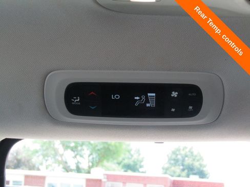 Used 2020 Chrysler Pacifica Touring-L FWD image 18