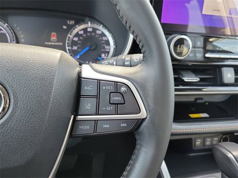 Used 2023 Toyota Highlander Bronze Edition image 16