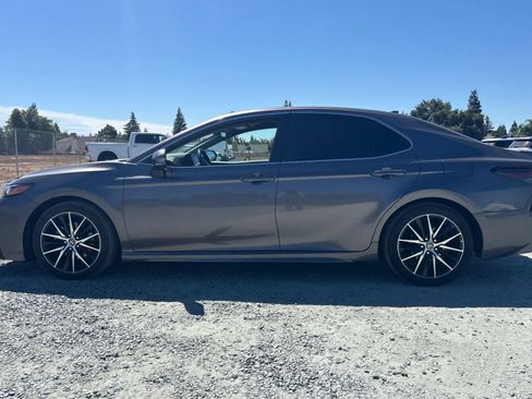 Used 2022 Toyota Camry SE w/ Cold Weather Package FWD image 6