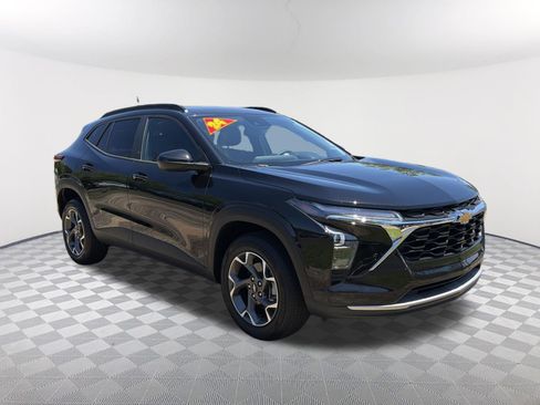 Used 2024 Chevrolet Trax LT w/ LT Convenience Package FWD image 3