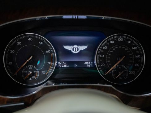 Used 2017 Bentley Bentayga AWD/4WD image 12