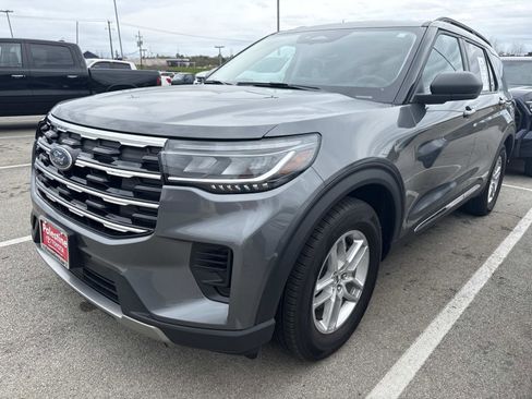Used 2025 Ford Explorer Active image 2