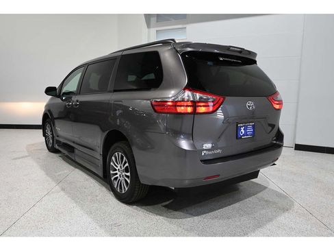 Used 2020 Toyota Sienna XLE FWD image 8