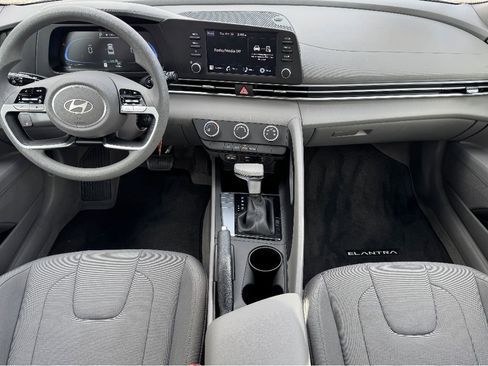 Used 2025 Hyundai Elantra SE image 9