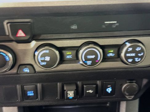 Used 2020 Toyota Tacoma TRD Off-Road AWD/4WD image 18